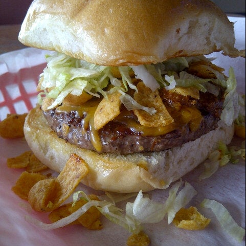 Foto tirada no(a) Moonie&#39;s Burger House - Anderson Mill por HighScore.com em 11/5/2013