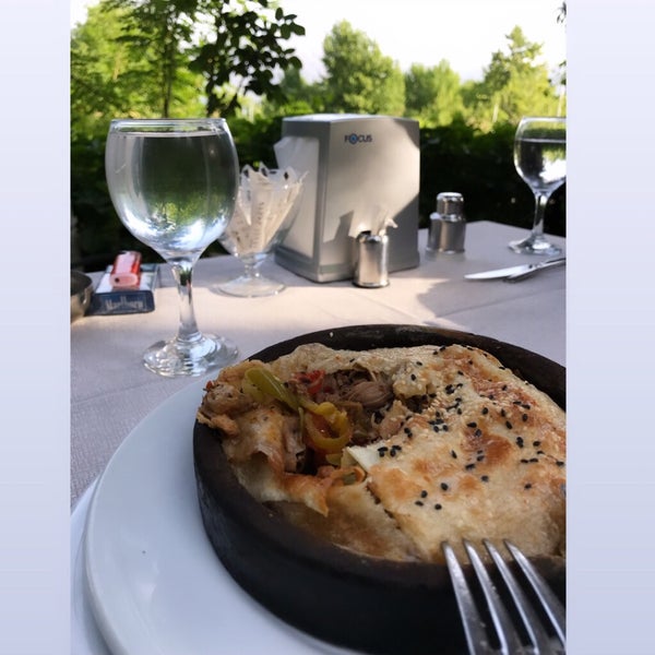 Das Foto wurde bei Mavi Göl Restaurant von ✨✨✨ am 6/2/2019 aufgenommen