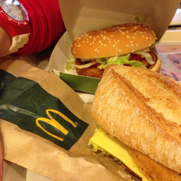 รูปภาพถ่ายที่ McDonald&#39;s โดย Reggy S. เมื่อ 10/16/2013