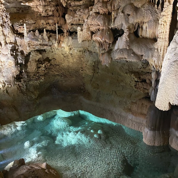 Foto diambil di Natural Bridge Caverns oleh Aljohara S. pada 2/3/2021