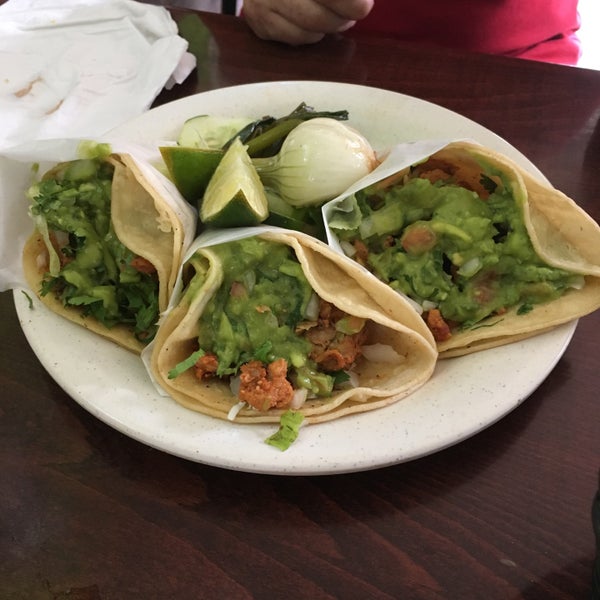 9/10/2018에 Sophia S.님이 Tacos El Bronco에서 찍은 사진