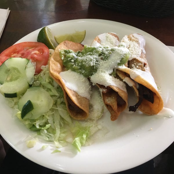 Foto diambil di Tacos El Bronco oleh Sophia S. pada 9/14/2018