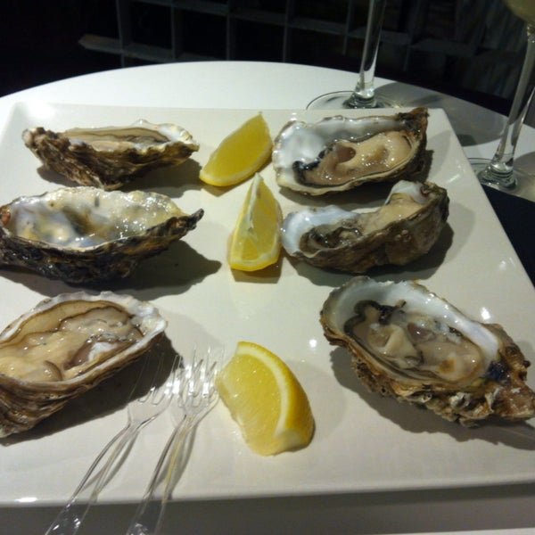 Increíble poder disfrutar de las mejores ostras francesas Daniel Sorlut, exquisitas, recomiendo probarlas. El resto del mercado es encantador, enhorabuena! :)