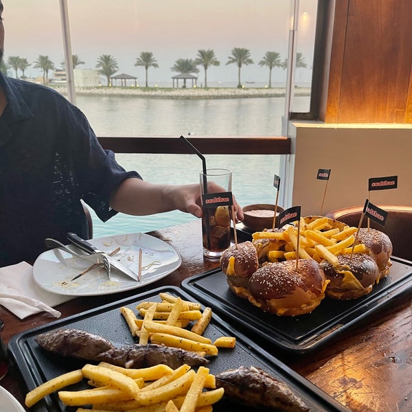 Das Foto wurde bei Nusr-Et Steakhouse Doha von HA🚳 am 11/23/2022 aufgenommen