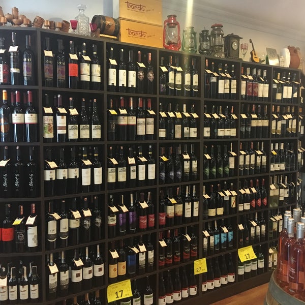 Foto tirada no(a) Bordo Şarap ve İçki Mağazası por Ali İhsan G. em 9/17/2016