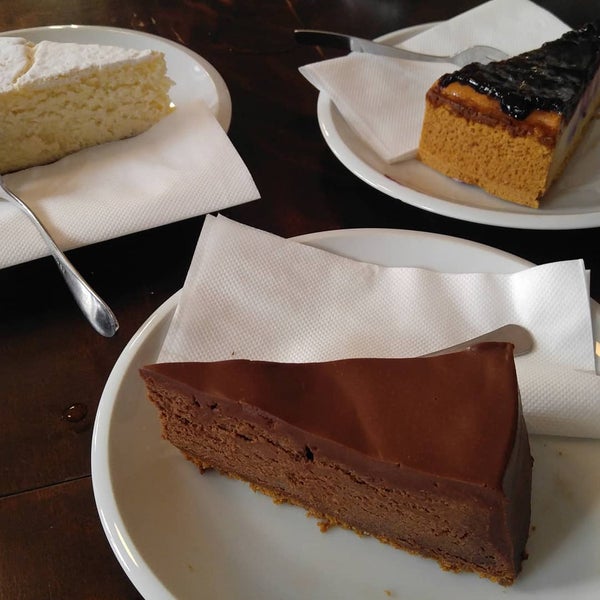 Went with hot chocolate and a variety of homemade cheesecake. Everything was really delicious. Highly recommended!