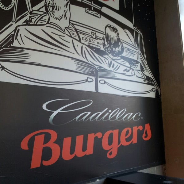 Das Foto wurde bei Cadillac Burgers von George T. am 3/26/2014 aufgenommen