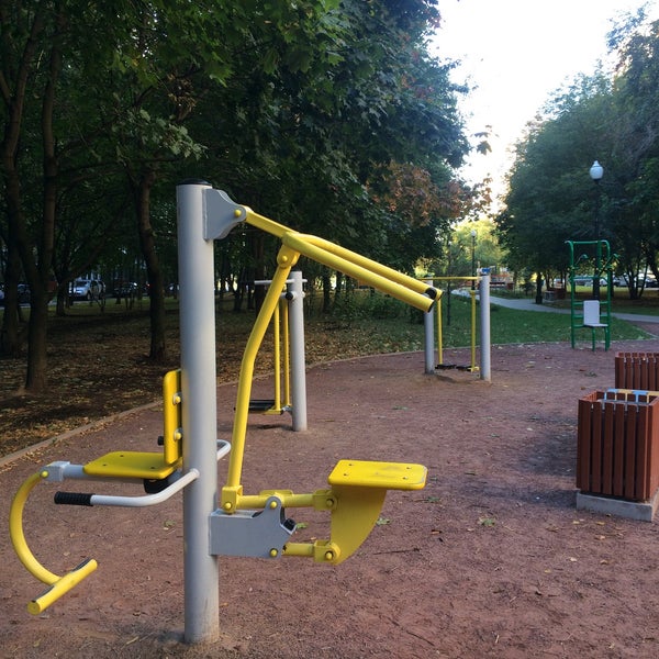 Спортивные тренажеры в парке Радуга