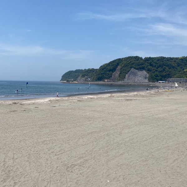 Photo taken at Zushi Beach by はかま on 5/18/2023