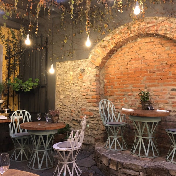 รูปภาพถ่ายที่ Cathedral Café Lounge &amp; Restaurant โดย Honza Š. เมื่อ 12/12/2020