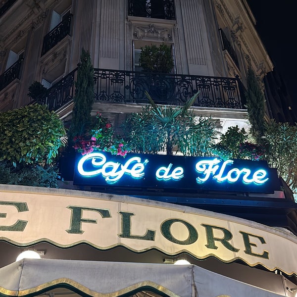 Foto diambil di Café de Flore oleh Khalid A pada 2/23/2024