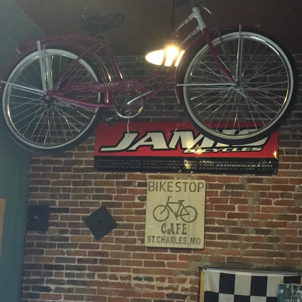 Снимок сделан в Bike Stop Cafe пользователем Amelia A. 7/13/2015