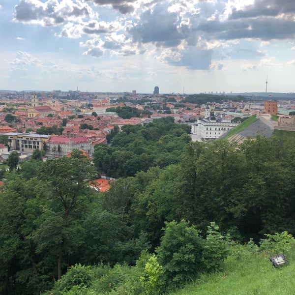 6/20/2020 tarihinde Mindaugas R.ziyaretçi tarafından Hill of Three Crosses Lookout'de çekilen fotoğraf