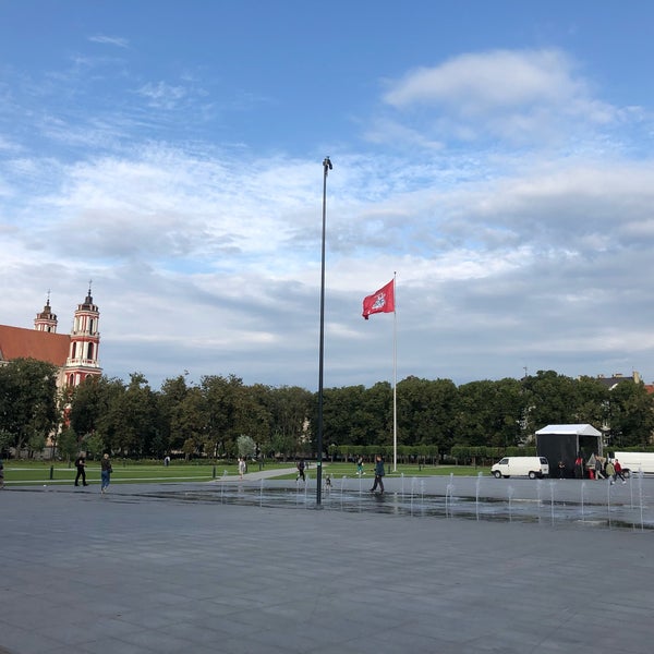 Foto diambil di Lukiškių aikštė | Lukiškės square oleh Mindaugas R. pada 9/10/2019