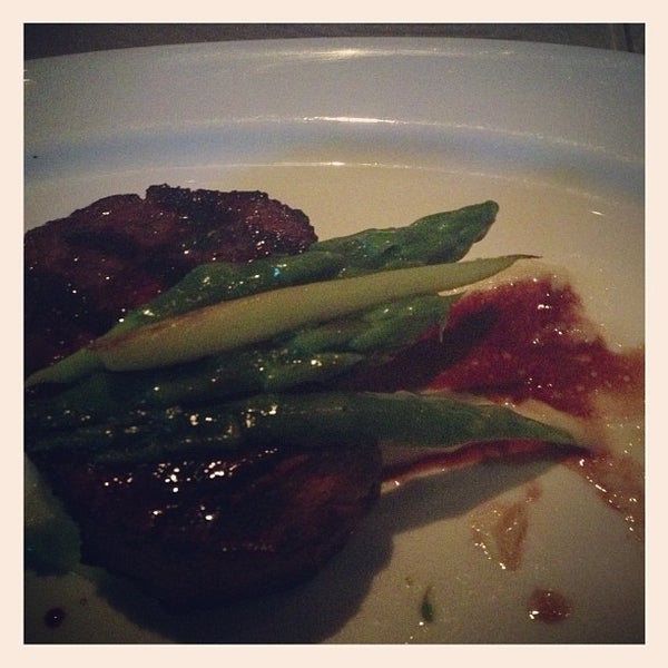 Снимок сделан в Modern Steak пользователем J Lee F. 9/23/2012