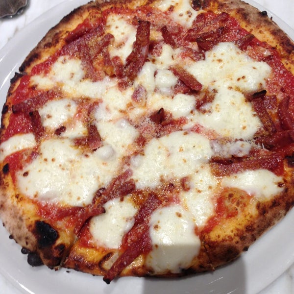 Foto scattata a Frank&#39;s Pizza Napoletana da Jen il 3/30/2013