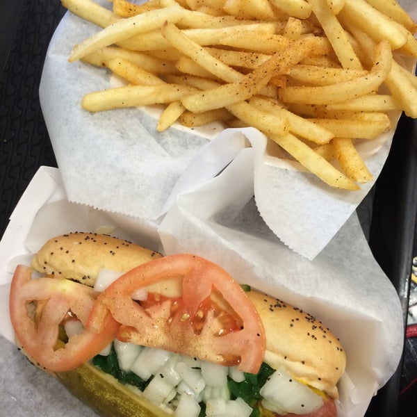 รูปภาพถ่ายที่ Mike&#39;s Chicago Hot Dogs โดย Victoria T. เมื่อ 8/8/2014