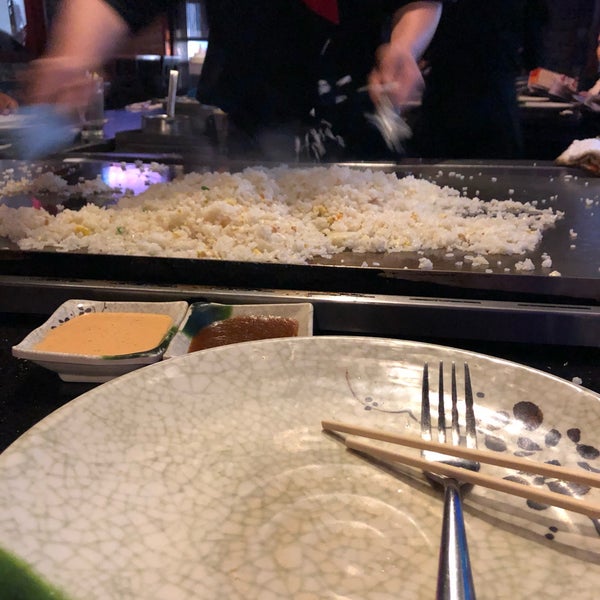รูปภาพถ่ายที่ Fuji Hibachi Sushi &amp; Lava Bar โดย Karen T. เมื่อ 4/1/2019