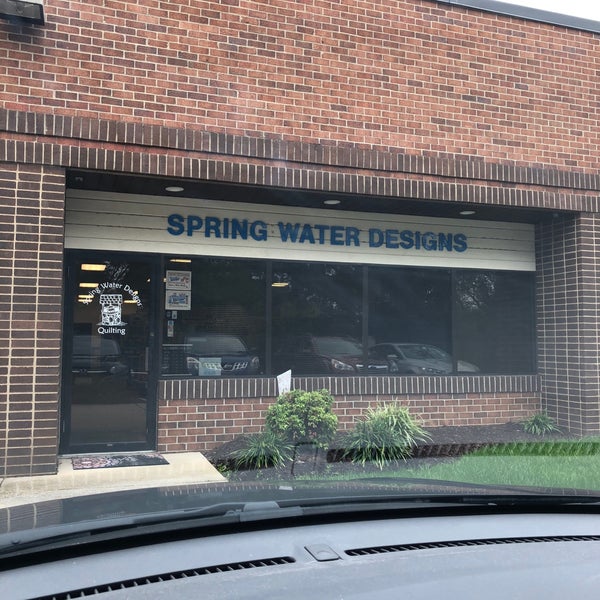 Foto tirada no(a) Spring Water Designs Quilting por Karen T. em 10/14/2018