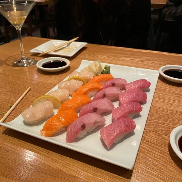 Foto tirada no(a) Sushi Den por John S. em 1/29/2022