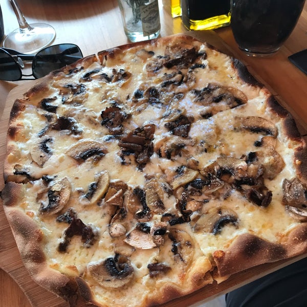Very good thin bianca pizza with truffle and porcini 😘😋