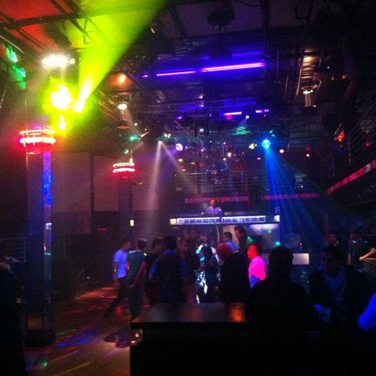 Снимок сделан в Neighbours Nightclub пользователем Roberto G. 11/19/2012