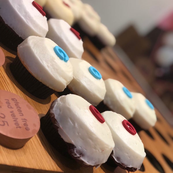 รูปภาพถ่ายที่ Sprinkles Cupcakes โดย AbdullaH เมื่อ 10/3/2018