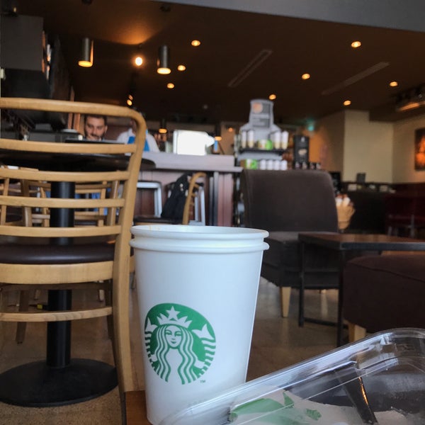 Foto tirada no(a) Starbucks por Sultan em 7/25/2019