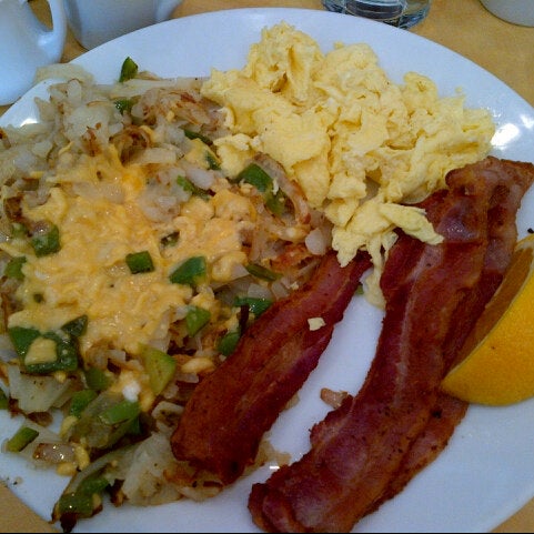 Foto diambil di Eggsperience Breakfast &amp; Lunch - Park Ridge oleh Dana T. pada 9/16/2012