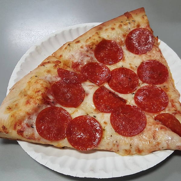 Das Foto wurde bei Buono&#39;s New York Style Pizza von Paul G. am 11/13/2015 aufgenommen