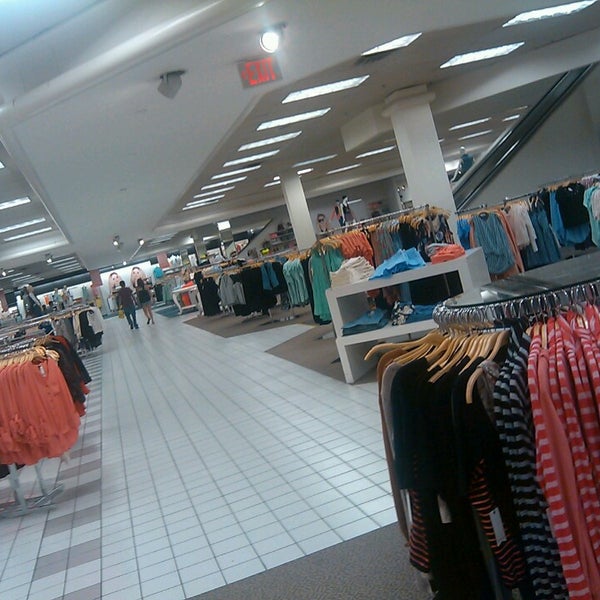 รูปภาพถ่ายที่ Sunland Park Mall โดย Monica C. เมื่อ 3/21/2013