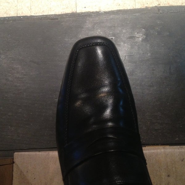 9/28/2013에 Kevin M.님이 Jim&#39;s Shoe Repair에서 찍은 사진