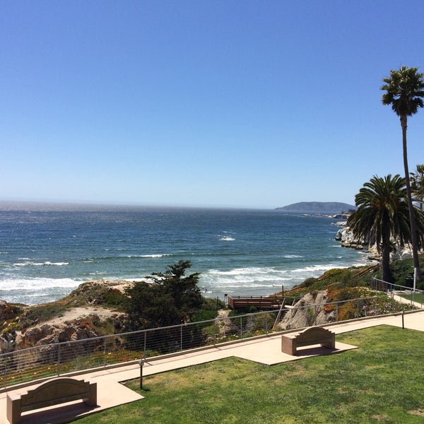 Photo taken at SeaCrest OceanFront Hotel in Pismo Beach by Richard on 5/7/2018