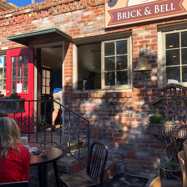 รูปภาพถ่ายที่ Brick &amp; Bell Cafe - La Jolla โดย Heather S. เมื่อ 2/18/2019