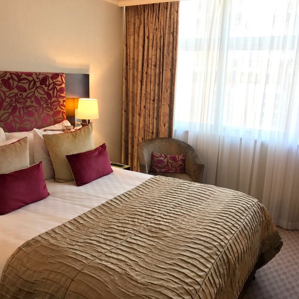 Convenient location, in the heart of Piccadilly, walking distance to Theatreland, Buckingham Palace and Mayfair. The room was luxurious however on the small side. The staff was pleasant & helpful.