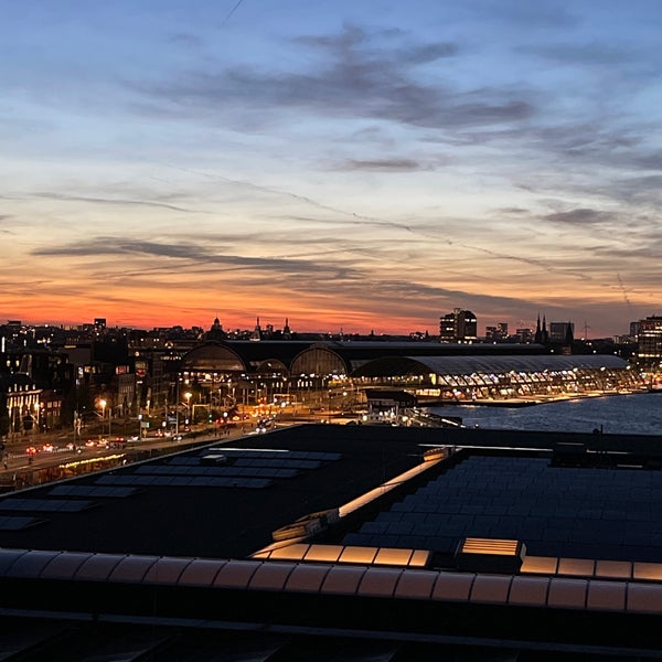 รูปภาพถ่ายที่ Mövenpick Hotel Amsterdam City Centre โดย Mohammed A. เมื่อ 10/17/2023