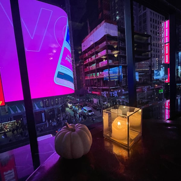 11/6/2021에 محمد님이 R Lounge at Two Times Square에서 찍은 사진