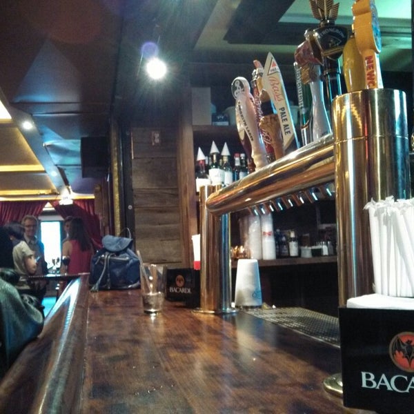 Foto tirada no(a) Quinn&#39;s Bar &amp; Grill por Mike S. em 5/1/2014