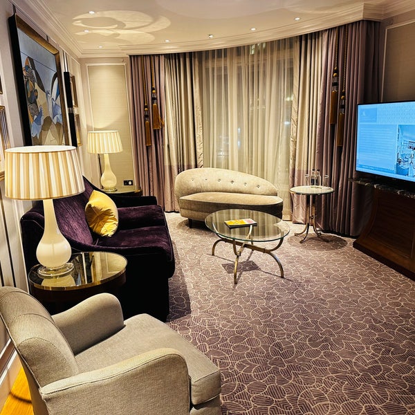 Foto diambil di London Marriott Hotel Park Lane oleh AbdulRahman pada 12/8/2022