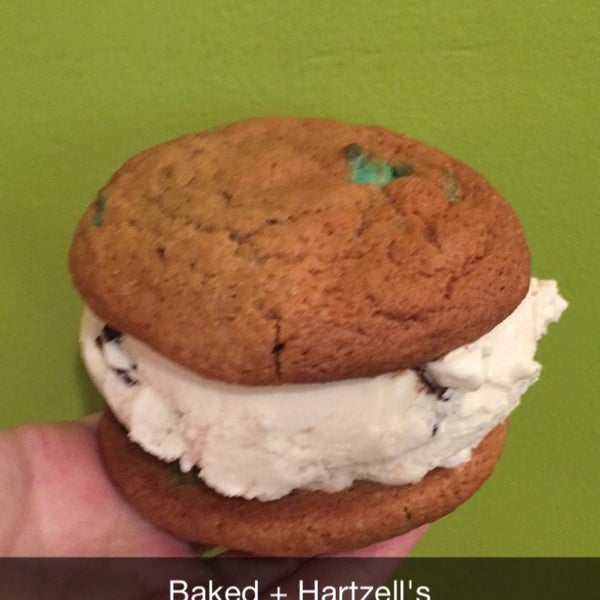 Das Foto wurde bei Hartzell&#39;s Ice Cream von Isabel J. am 5/7/2015 aufgenommen