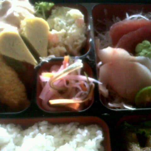 Photo prise au Fuji Japanese Restaurant &amp; Sushi Bar par Regie M. le11/27/2012