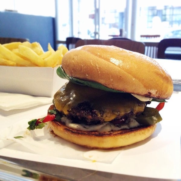Foto scattata a B&amp;M da Paris Burger O. il 2/26/2014