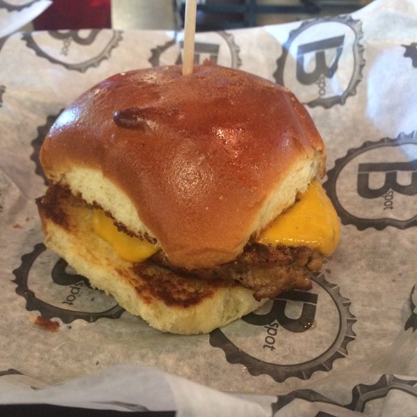 Foto tomada en B Spot Burgers  por Kelly C. el 4/24/2015