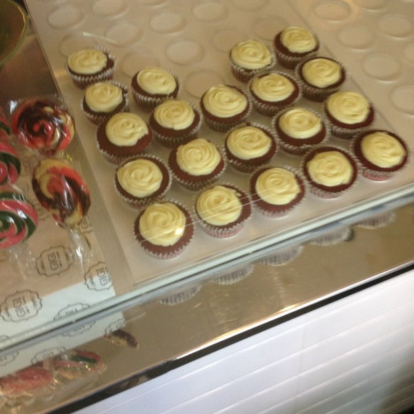 Foto diambil di GIGI Coffee &amp; Cupcakes oleh Vince F. pada 12/21/2012