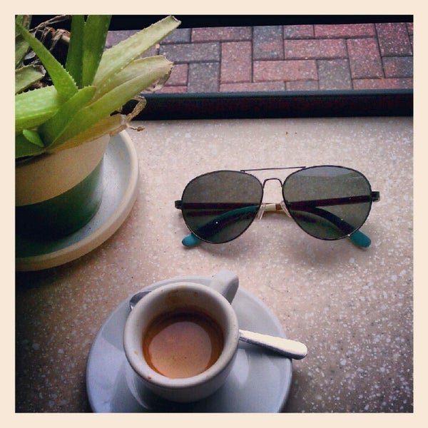 Снимок сделан в Volta Coffee, Tea &amp; Chocolate пользователем Keep It B. 10/1/2012
