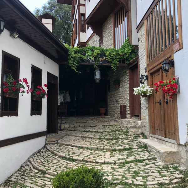 Foto diambil di Çeşmeli Konak Otel oleh Kerem S. pada 7/9/2019