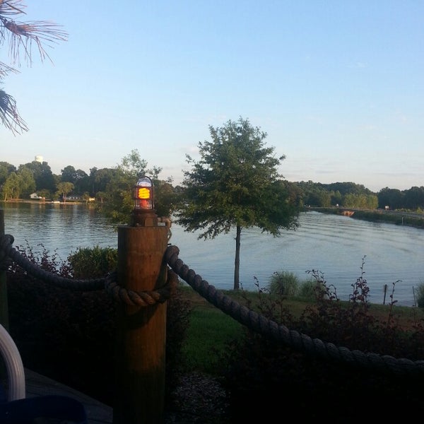 Foto tirada no(a) Eddie&#39;s on Lake Norman por Mike D. em 6/4/2014