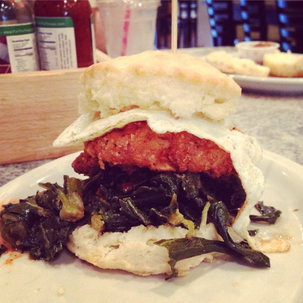 Das Foto wurde bei Maple Street Biscuit Company von Jenn T. am 6/9/2015 aufgenommen