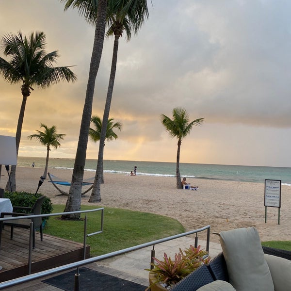 Foto diambil di Courtyard by Marriott Isla Verde Beach Resort oleh Pedro O. pada 3/10/2020
