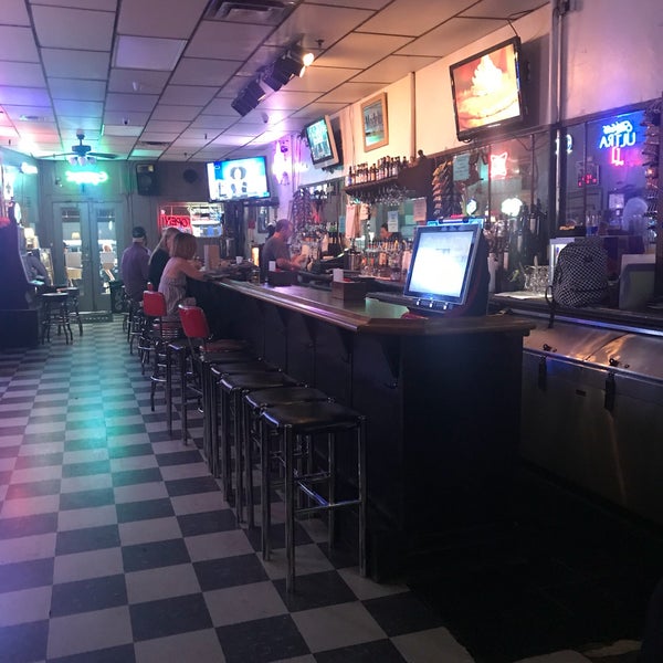 รูปภาพถ่ายที่ Little Bar on Gravier โดย Inglish D. เมื่อ 11/20/2018
